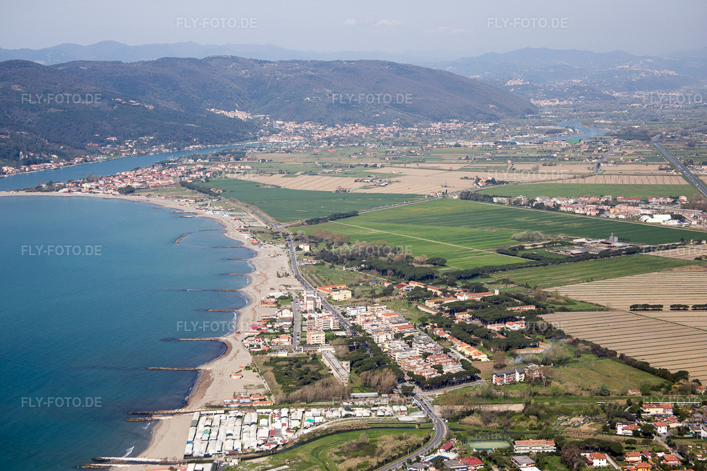 Luftbild: Ortsansicht in Marina di Carrara im Bundesland Massa-Carrara in Italien. – Foto: IMG_087122.jpg vom 04.04.2016 durch Werner Riehm/FLY-FOTO.de – Auflösung des Originals: 5472 x 3648 px