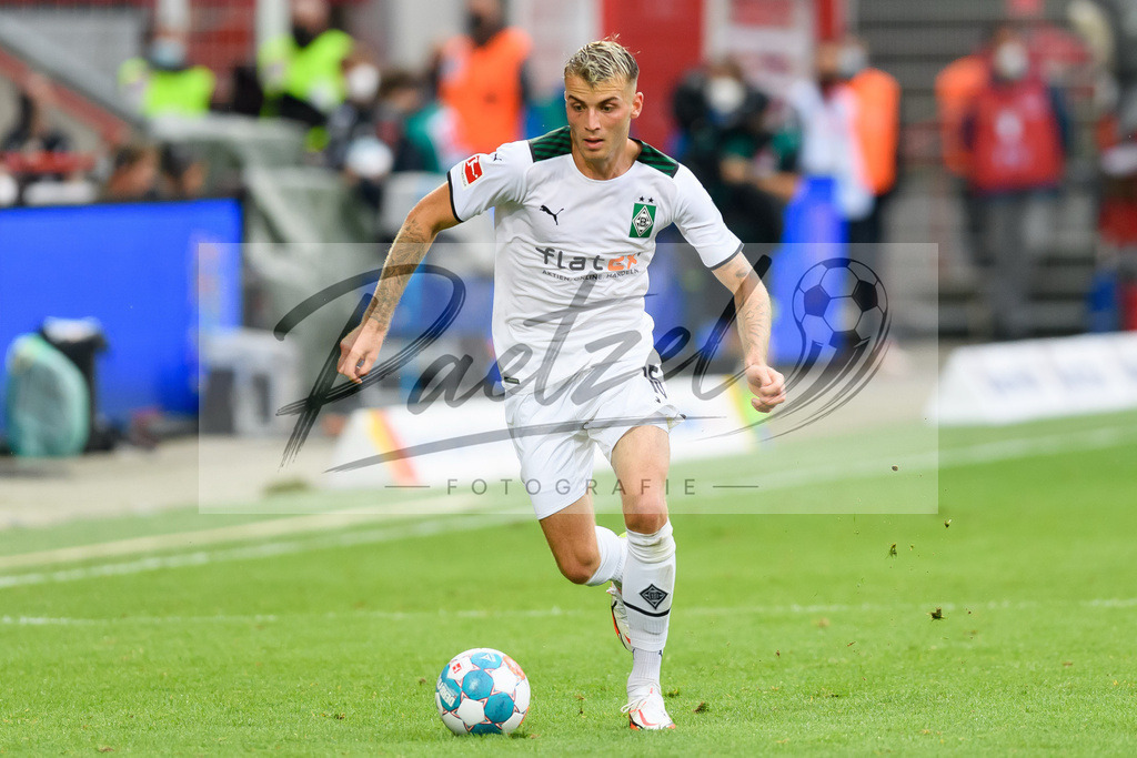FCUBMG20210829_239 | Fussball, Herren: Jordan Beyer (Borussia Moenchengladbach) in Aktion, am Ball, Einzelaktion beim Spiel der 1. Bundesliga zwischen 1. FC Union Berlin und Borussia Moenchengladbach im Stadion An der Alten Foersterei am 29.08.2021 in Berlin, Deutschland. - Realisiert mit Pictrs.com