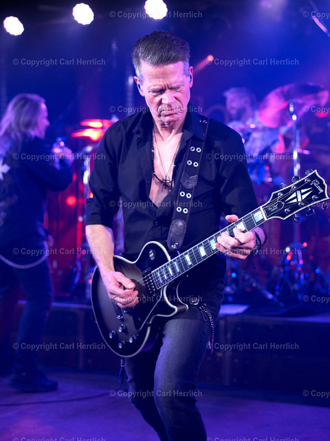 Whiteshake-25.1.25-Kubana_carlherrlich (5) | High End Portraits. Einzelportrait Paarportrait Gruppenportrait Künstlerportrait Bandportzait Bühnenfotografie Fashion Lifestyle Urbanlife  - Realisiert mit Pictrs.com