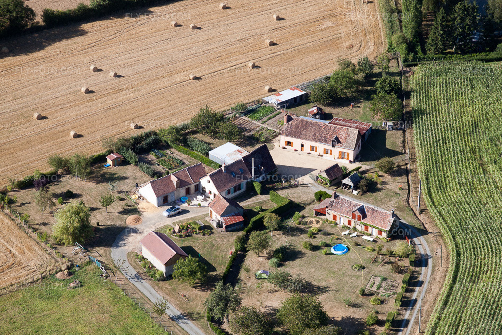 Aerial view: View of the town in Semur-en-Vallon in the state Sarthe, France. – Photo: IMG_20115.jpg taken on 07/31/2009 by Werner Riehm/FLY-FOTO.com – Resolution of the original: 4752 x 3168 px