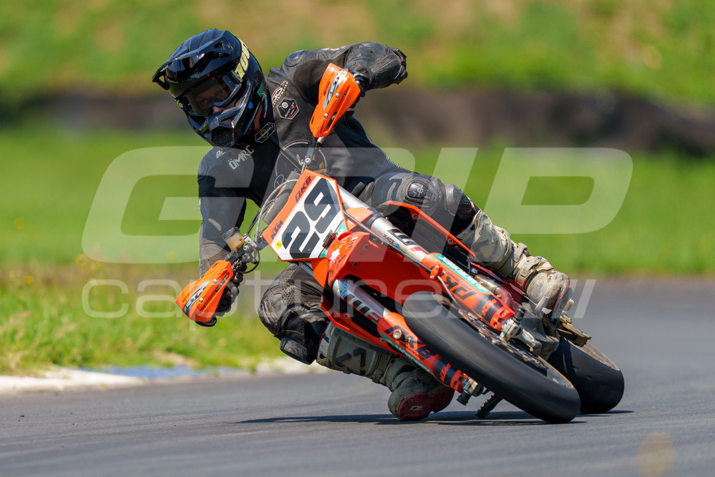 G-Cup + Supermoto Staatsmeisterschaft + Hungarian Supermoto Championship | GRIPcapture steht für authentische Sportfotografie in Österreich – für Momente, die mehr sind als Geschwindigkeit oder Ergebnis. Es geht um Emotion, Spannung, Fokus und den Augenblick, der oft nur einen Wimpernschlag dauert.Ob Motorsport, Teamsport oder 