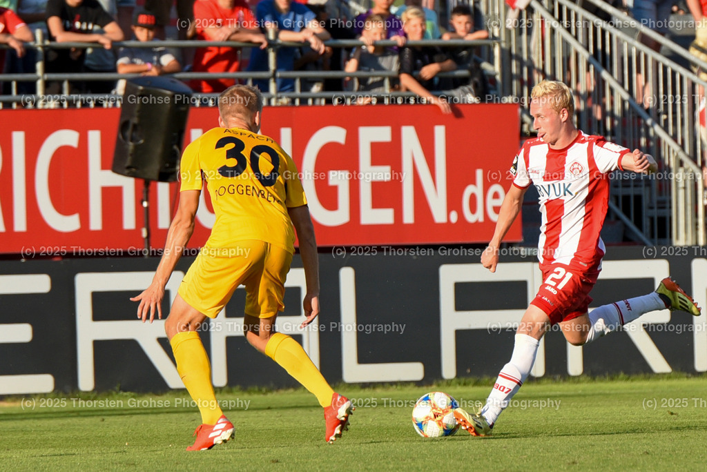 Fussball, 3. Liga, Wuerzburg Kickers vs. SG Sonnenhof Grossaspach, 30.07.2019 | Fussball, 3. Liga, Wuerzburg Kickers vs. SG Sonnenhof Grossaspach, 30.07.2019; in der Flyeralarm ARENA in Wuerzburg, (Deutschland)

Bild:  Dan-Patrick Poggenberg 30 (SG Sonnenhof Grossaspach), Luke Hemmerich 21 (Wuerzburger Kickers)

DFL REGULATIONS PROHIBIT ANY USE OF PHOTOGRAPHS as IMAGE SEQUENCES and/or QUASI-VIDEO. - Realisiert mit Pictrs.com