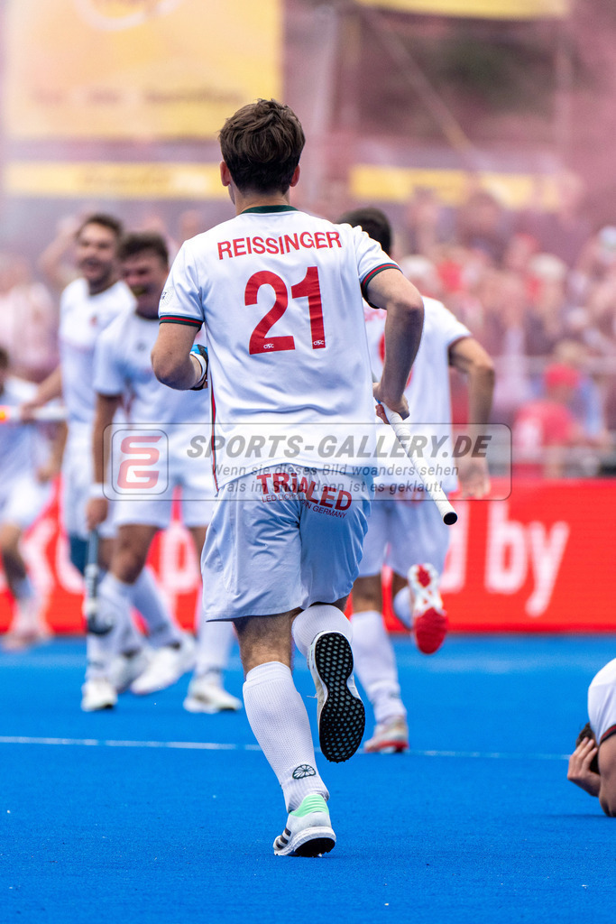 Final4_20250601-1510-HK108698 | Krefeld, Deutschland, 01.06.2025:  Feldhockey Final4 2025 – „Deutsche Feldhockey-Meisterschaften 2025“ Crefelder HTC - Rot-Weiss Köln (Finale Herren) im Gerd-Wellen-Hockeyanlage am 01.06.2025 in Krefeld, Deutschland. (Foto von Kramhöller/Fehrmann/Kaste)Krefeld, Germany, 01.06.2025: Feldhockey Final4 2025 – „Deutsche Feldhockey-Meisterschaften 2025“ Harvestehuder HTC - Düsseldorfer HC (Finale Damen) in Gerd-Wellen-Hockeyanlage at 01.06.2025 in Krefeld, Deutschland. (Foto from Kramhöller/Fehrmann/Kaste)