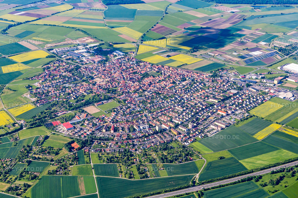 Luftbild: Ortsansicht von Nordosten in Gochsheim im Bundesland Bayern in Deutschland. Foto: IMG_100039.jpg vom 26.05.2017 durch Werner Riehm/FLY-FOTO.de