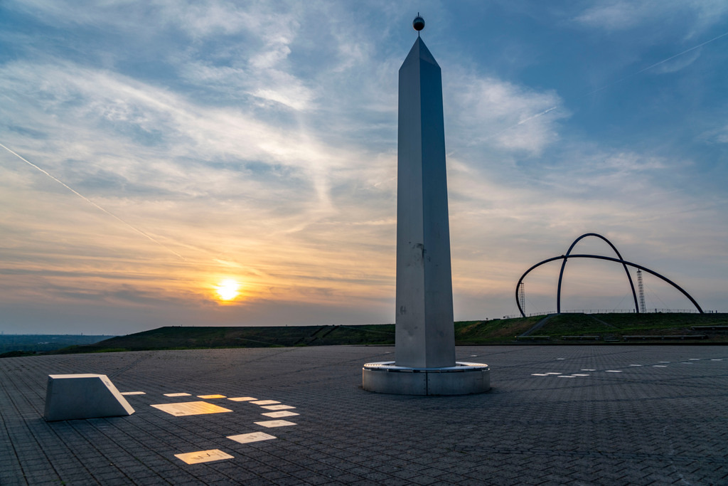 JT-220509 | Abendstimmung auf der Halde Hoheward, größte Bergehalde im Ruhrgebiet, zwischen Herten und Recklinghausen, Sonnenuhr, Obelisk des Horizontalobservatorium, Gelsenkirchen, NRW, Deutschland,  - Realisiert mit Pictrs.com