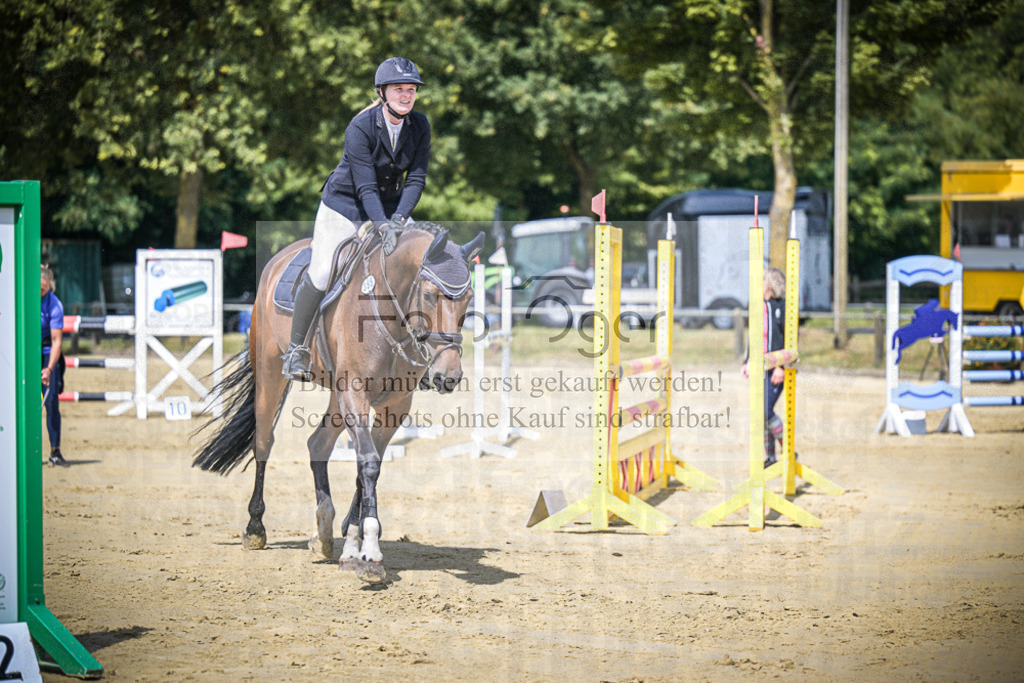 DOS_7368 | Entdecke hochwertige Reitturnierfotos von Foto Oger. Professionell, emotional und authentisch – jetzt Lieblingsmomente im Shop bestellen.Deutschlandweite Turnierfotografie. - Realisiert mit Pictrs.com