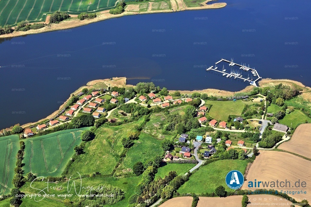 Luftbild Ostseefjord Schlei, Bohnert, Marina Huelsen, Sportboothafen | Marina Hülsen: Sie ist eine privat betriebene Marina mit 72 Liegeplätzen für Segelyachten bis zu 17 Metern Länge und einer Wassertiefe von durchschnittlich 2,5 Metern. Die Ansteuerung ist bei Tageslicht problemlos, jedoch fehlen für eine sichere nächtliche Ansteuerung entsprechende Leuchtfeuer.