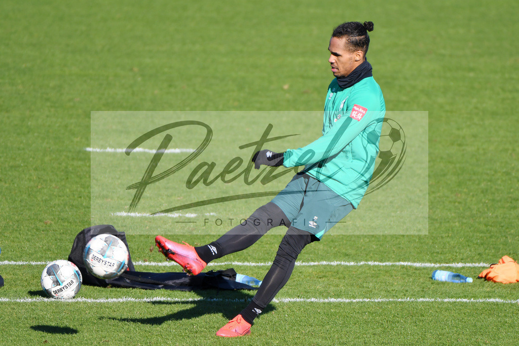 20200205_TRASVW_0102 | Fußball, Herren: Theodor Gebre Selassie (SV Werder Bremen) in Aktion, am Ball, Einzelaktion waehrend der Trainingseinheit des SV Werder Bremen im Wohninvest Weserstadion am 05.02.2020 in Bremen, Deutschland. - Realisiert mit Pictrs.com