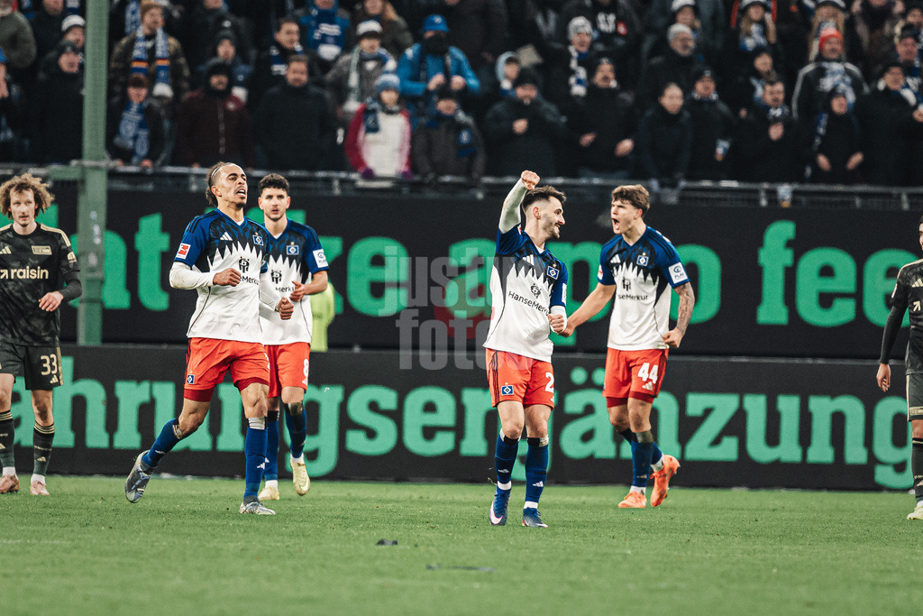 Fußball | Männer | Saison 2025/2026 | 1. Fußball-Bundesliga | 22. Spieltag | Hamburger SV vs. 1. FC Union Berlin | 14.02.2026 | Jubel nach dem Schlusspfiff, v.l. Yussuf Poulsen (#15, HSV), Daniel Elfadli (#8, HSV), Fabio Daniel Ferreira Vieira (#20, HSV) und Luka Vuskovic (#44, HSV)