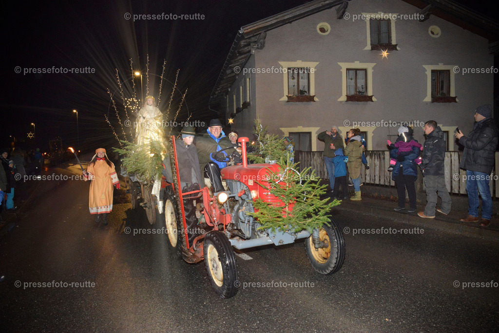 -news-2022-Dez05-Nikolo-Einzug-Lechaschau-WTV_6233 | Info aus dem Bezirk Reutte/Ausserfern Tirol sowie eine umfangreiche Bilddatenbank über die gesamte Region: Lechtal, Talkessel Reutte, Tannheimertal, Zwischentoren. Lech, Plansee, Zugspitze, Grenztunnel, B179, Fernpassstraße, Verkehr, Lawinen, Tradition, - Realisiert mit Pictrs.com