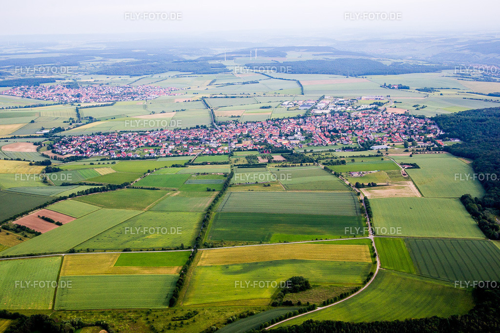 Dorf - Ansicht am Rande von landwirtschaftlichen Feldern und Nutzflächen | Luftbild: Dorf - Ansicht am Rande von landwirtschaftlichen Feldern und Nutzflächen in Waldbüttelbrunn im Bundesland Bayern in Deutschland. Foto: IMG_089779.jpg vom 11.06.2016 durch Werner Riehm/FLY-FOTO.de - Realisiert mit Pictrs.com