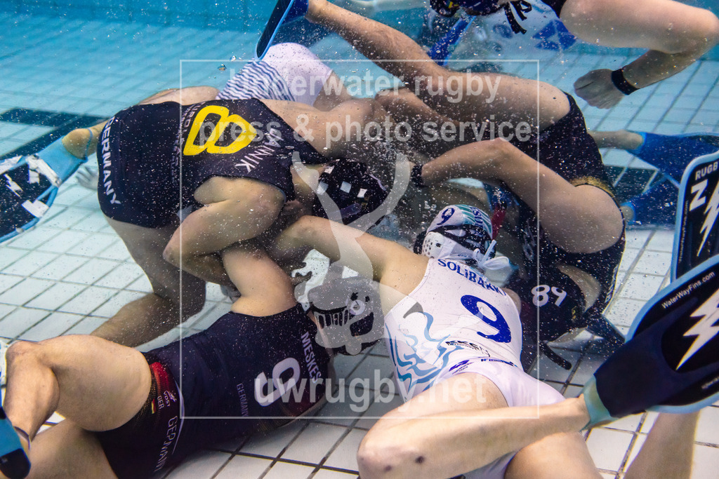 24. - 26.11.2023: Unterwasser-Rugby Champions Cup 2023  | Herren-Halbfinale: DUC Krefeld (Deutschland) in blau gegen Ålesund (Norwegen) in weiß. - Realisiert mit Pictrs.com