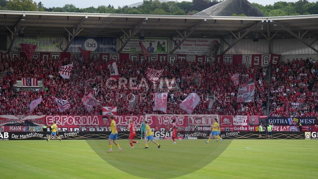 Fußball, Herren, Saison 2025/2026, Regionalliga Nordost, 1. Spieltag, FC Rot-Weiß Erfurt vs. FSV 63 Luckenwalde, Freitag 25.07.2025, Steigerwaldstadion Erfurt, | Fußball, Herren, Saison 2025/2026, Regionalliga Nordost, 1. Spieltag, FC Rot-Weiß Erfurt vs. FSV 63 Luckenwalde, Freitag 25.07.2025, Steigerwaldstadion Erfurt, Im Bild: Blick auf die Fankurve des FC Rot-Weiß Erfurt im Steigerwaldstadion - Blick in das Erfurter Steigerwaldstadion - Realisiert mit Pictrs.com
