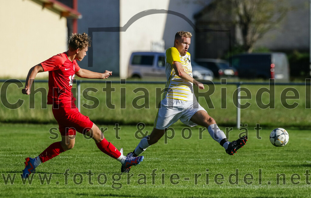 2023-08-18_017_SpVgg_Eichenkofen_gegen_FC_Langenpreising | Erding, Deutschland, 18.08.2023:
Fußball, A-Klasse 2023 / 2024, 3. Spieltag, SpVgg Eichenkofen gegen FC Langenpreising, Endergebnis: 0:2

Lorenz Daimer (SpVgg Eichenkofen, #11) , Maximilian Hösl (SpVgg Langenpreising, #6)

Foto: Christian Riedel / fotografie-riedel.net