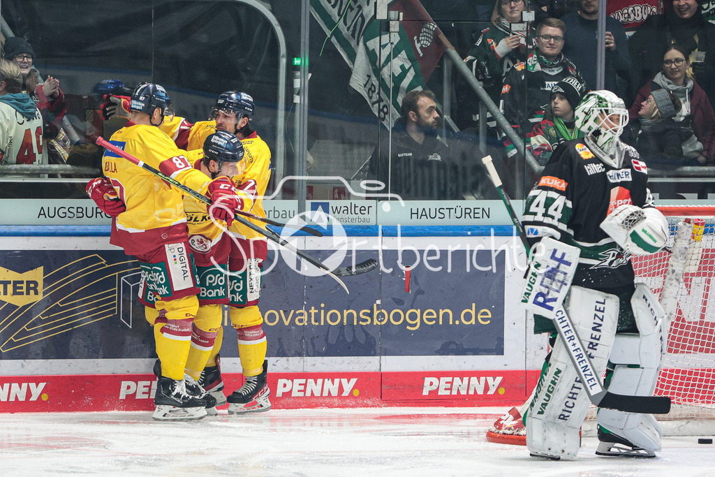Augsburger Panther - Duesseldorfer EG | Die Gaeste juben ueber das Tor zum 0-3 durch Stephen MacAULAY (DEG #81)