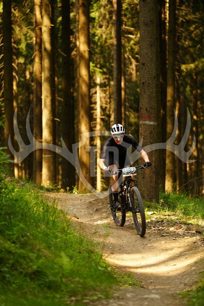 FC102640 | Fotogalerie der Treibjagd im Dunkelwald - Dein MTB Etappenrennen im Erzgebirge - Realisiert mit Pictrs.com