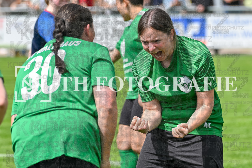 GER, FC Hauingen - SV Waldhaus, Frauen-Fussball, Rothaus Bezirkpokal, Finale, Saison 2024/2025, 29.05.2025 | Team SV Waldhaus freut sich ueber den Sieg und den Gewinn des Bezirkspokals.GER, FC Hauingen - SV Waldhaus, Frauen-Fussball, Rothaus Bezirkpokal, Finale, Saison 2024/2025, 29.05.2025Foto: TH Fotografie/Thomas Hess