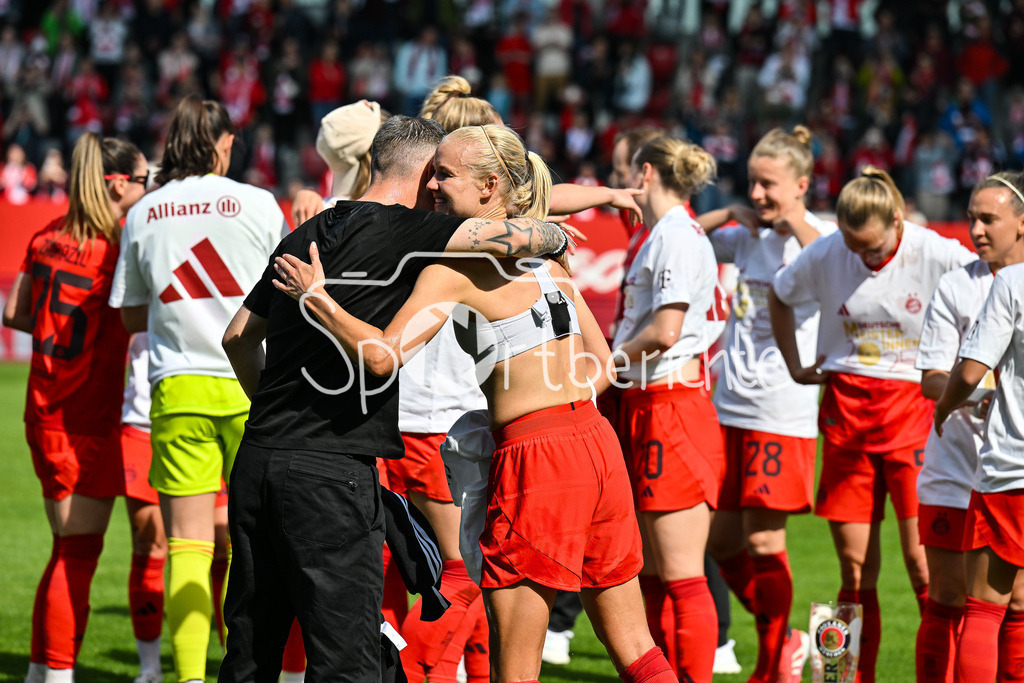 FC Bayern München - SC Freiburg | Die Spielerinnen des FC Bayern feiern die Meisterschaft nach dem Heimsieg gegen den SC Freiburg / Frauen Bundesliga: FC Bayern Muenchen - SC Freiburg, FC Bayern Campus am 27.04.2025 / Jovana DAMNJAVOVIC (FCB #9) hat Alexander STRAUS Trainer FC Bayern Muenchen Frauen mit einer Bierdusche erwischt / Pernille HARDER (FCB #21)