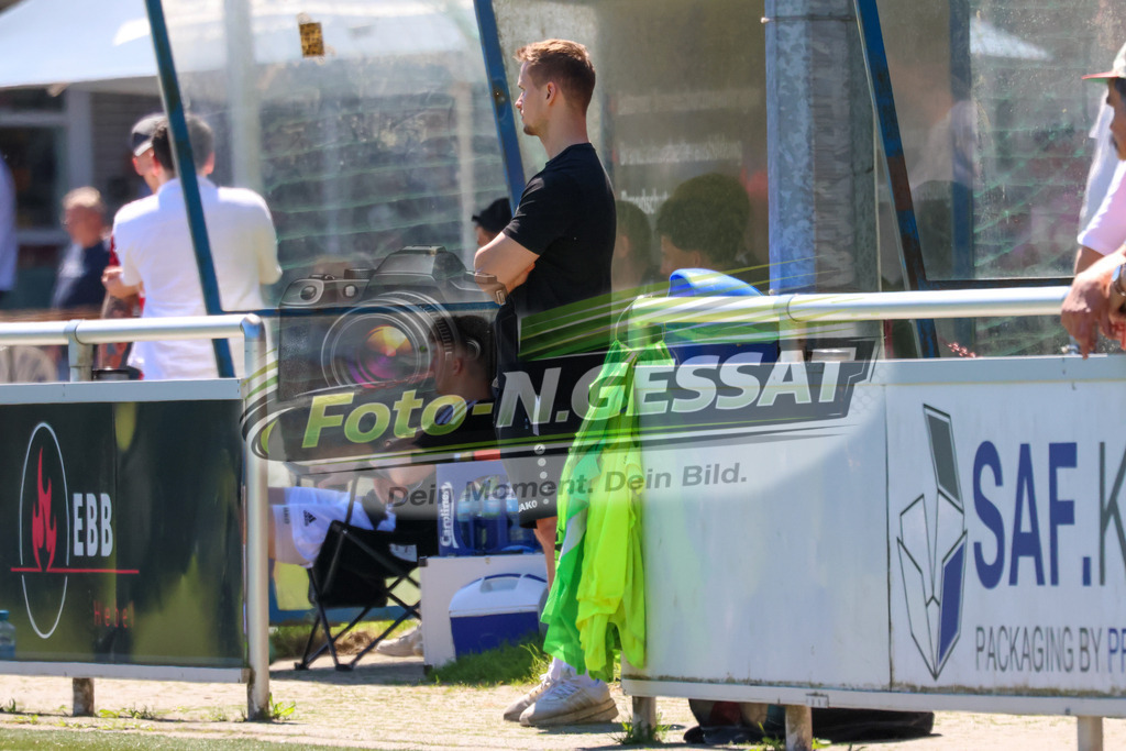 TuS Bruchmühlen - Bünder SV | Auf dem Bild zu sehen: schwarz Bünder SV Trainer: Philipp Willmann TuS Bruchmühlen, Bünder SV, Saison 25/26, Kreisliga A, Bruchmühlen, Deutschland - Realisiert mit Pictrs.com