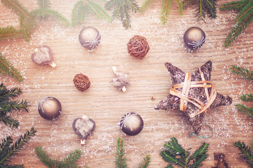 Atmospheric Christmas decoration in warm shades of brown | Weihnachtliches Tannengrün umrahmt einen alten Echtholz-Hintergrund. Weihnachtskugeln in Braun und natürliche Holzelemente schaffen eine weihnachtliche Atmosphäre.