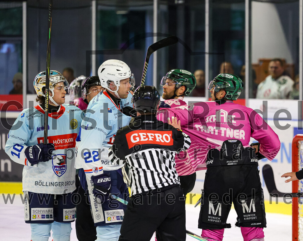 2025-10-05_072_TSV_Erding_gegen_Heilbronner_Falken | Erding, Deutschland, 05.10.2025:Eishockey, Oberliga Süd 2025 / 2026, 6. Spieltag, TSV Erding gegen Heilbronner Falken, Endergebnis: 3:1Nolan Ritchie (Heilbronner Falken, #10), Thore Weyrauch (Heilbronner Falken, #22), Louis Trattner (Erding Gladiators, #7)Foto: Christian Riedel / fotografie-riedel.net