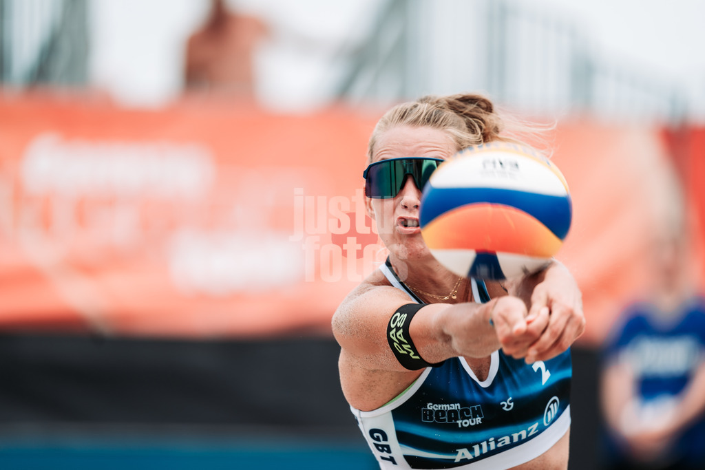 Beachvolleyball | Frauen | Allianz German Beach Tour 2024 | Tourstop Kühlungsborn 2 | 16.08.2024 | Tabea Schwarz nimmt den Ball an