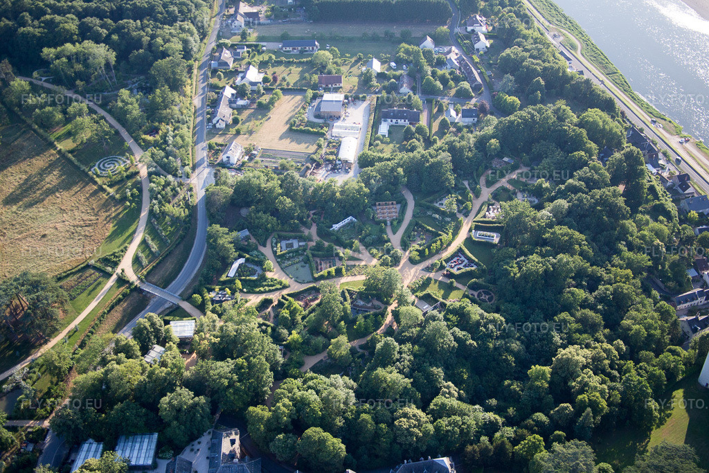 Vue aérienne: Vue de la ville à Chaumont-sur-Loire dans le département Loir et Cher, France. Photo: IMG_081230.jpg prise le 19/06/2015 par Werner Riehm/FLY-FOTO.euRésolution de l'original: 5472 x 3648 px