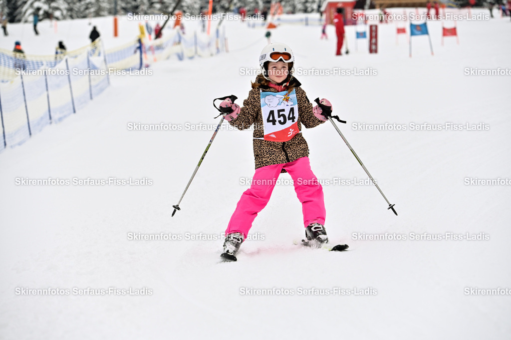 SRF_20.02.2026_0275 | Skirennfotos,Serfaus,Fiss,Ladis,Kinderskirennen,Winter,Tirol,Oberland,skirace,SFL,feelfree,weil wir's genießen,ski,Ski,skifahren,Sonnenplateau, - Realisiert mit Pictrs.com
