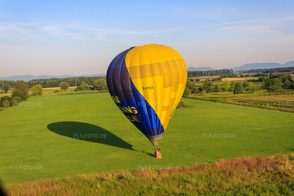 Luftbild: Landung eines Heissluftballons D-OTKA in Erlenbach bei Kandel im Bundesland Rheinland-Pfalz in Deutschland. Foto: IMG_70243.jpg vom 19.07.2014 durch Werner Riehm/FLY-FOTO.de