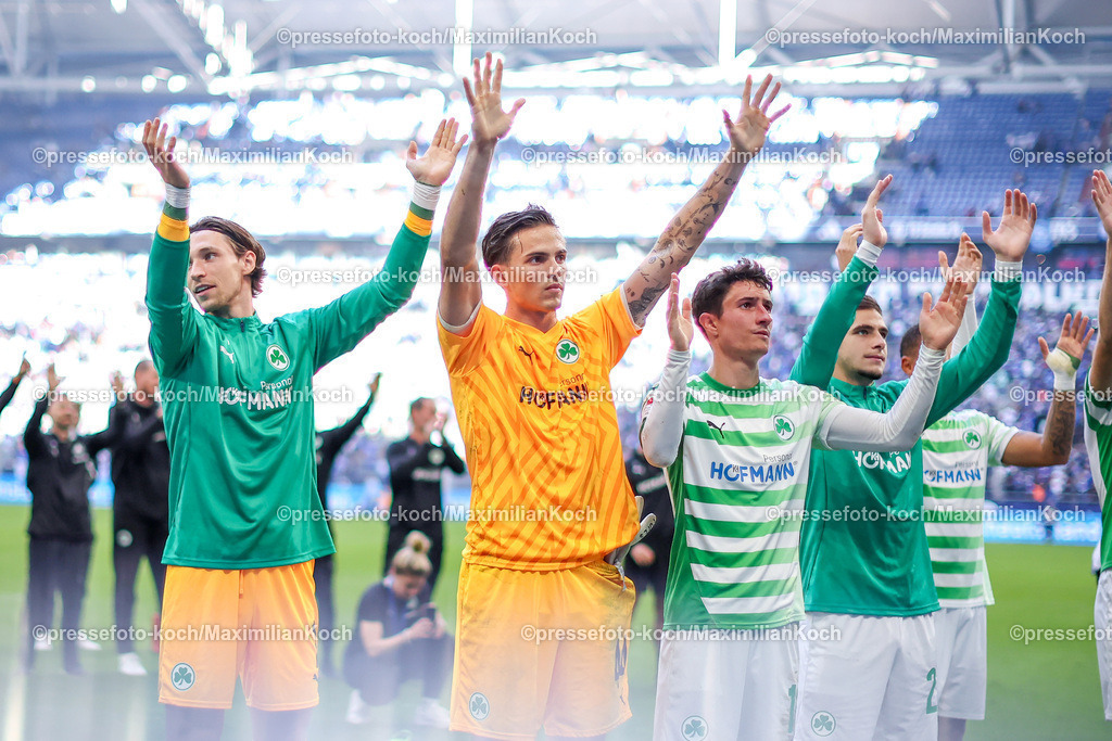 Schalke26102402242 | 26.10.2024, Fußball, FC Schalke 04 - SpVgg Greuther Fürth, 2. Fußball Bundesliga, Veltins-Arena Gelsenkirchen, Saison 2024 2025: Freude nach dem Sieg bei der Mannschaft - Das Team steht jubelnd vor den Fans und bedankt sich für die Unterstützung. Torwart Nahuel Noll (Greuther Fürth #44)DFB regulations prohibit any use of photographs as image sequences and or quasi-video.