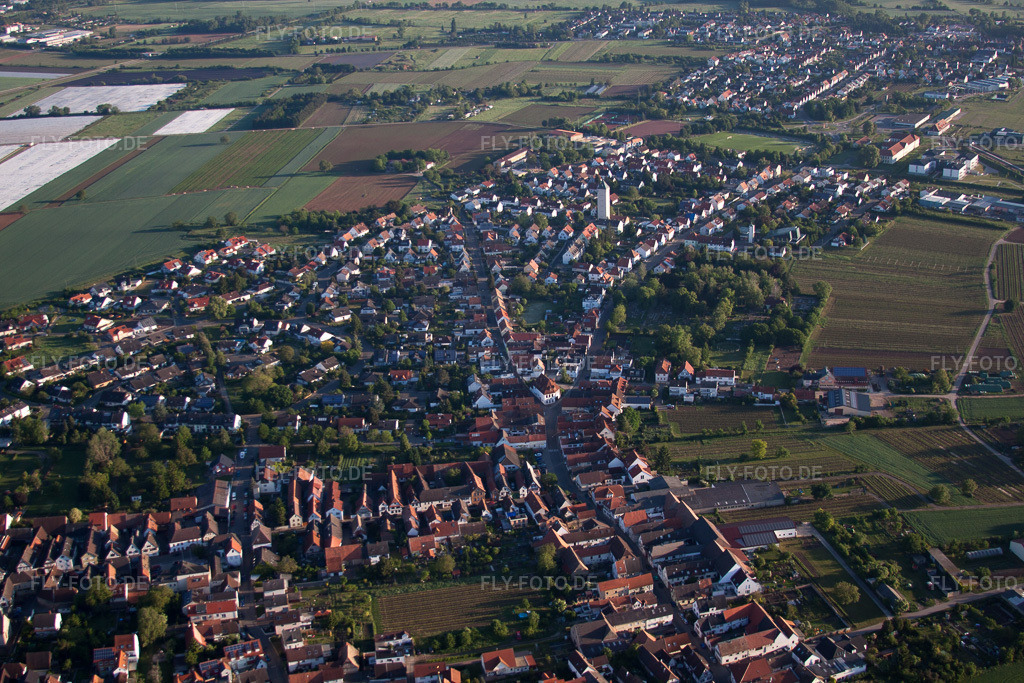 Luftbild: Goethestr im Ortsteil Lachen in Neustadt im Bundesland Rheinland-Pfalz in Deutschland. Foto: IMG_64614.jpg vom 04.05.2014 durch Werner Riehm/FLY-FOTO.de