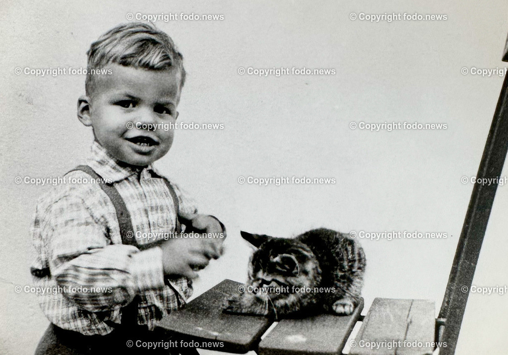 Anton Riepl_ Fleischermeister_ 06.02.2023-11 | 06.02.2023, Gallneukirchen, AUT, Anton Riepl Fleischmanufaktur KG, im Bild Anton Riepl mit Katze - REPRO