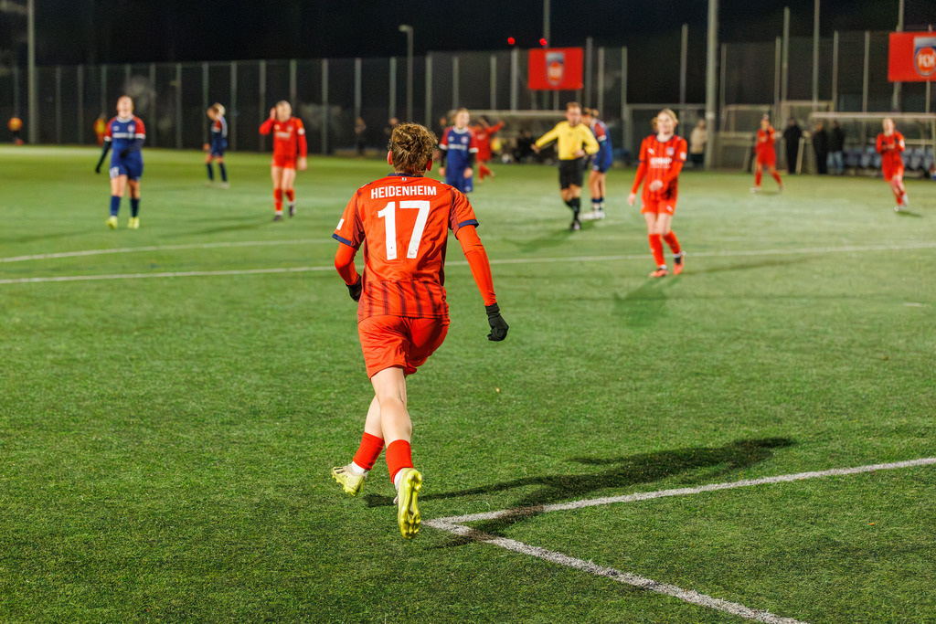 FCHFCE_251121_1687 | 1.FC Heidenheim 1846 II vs. FC Ellwangen II, Fußball, Frauen, Bezirksliga, 2025/2026, 10. Spieltag, 22.11.2025 in Heidenheim, Kunstrasen b. Voith-Arena West, Flutlichtspiel(Foto: Michael Bulling) - Realisiert mit Pictrs.com