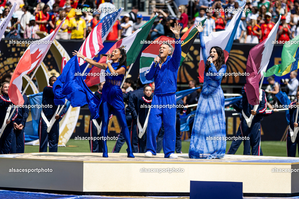 FOOTBALL : Argentine vs Espagne – Finale de la Coupe du Monde FIFA 2026. New York New Jersey Stadium, East Rutherford, New Jersey, États-Unis. 19/07/2026. | Robbie Williams, Nicole Scherzinger et Laura Pausini se produisent lors de la cérémonie de clôture précédant la finale de la Coupe du Monde de la FIFA 2026 entre l'Argentine et l'Espagne au New York New Jersey Stadium, à East Rutherford, dans le New Jersey, le 19 juillet 2026, aux États-Unis