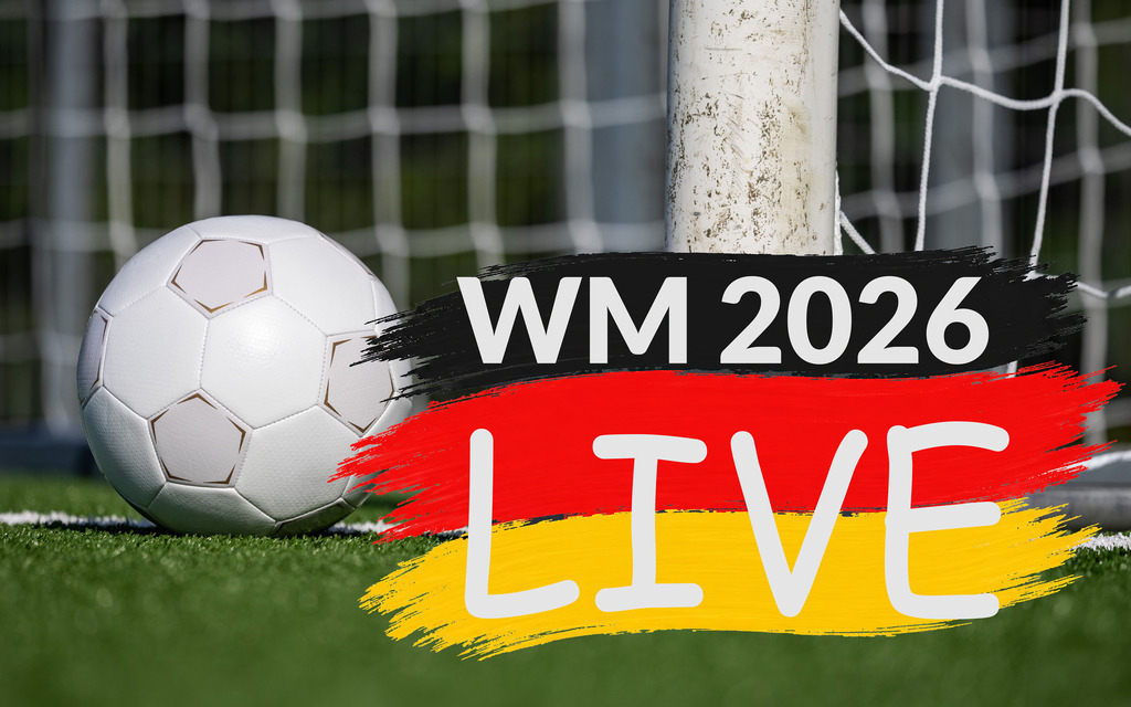 Fußballtor mit Ball und großem WM 2026 LIVE-Schriftzug in Deutschlandfarben | Fußballtor mit Ball und großem WM 2026 LIVE-Schriftzug in Deutschlandfarben - Realisiert mit Pictrs.com