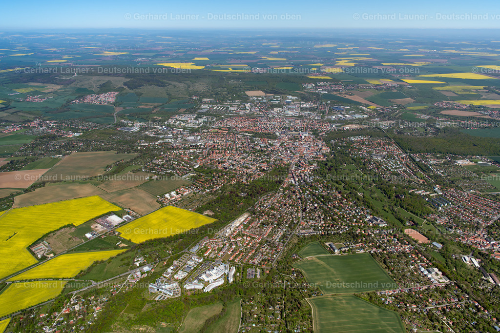 4026880 | WEIMAR 07.05.2020 Stadtgebiet mit Außenbezirken und Innenstadtbereich in Weimar im Bundesland Thüringen, Deutschland. // City area with outside districts and inner city area in Weimar in the state Thuringia, Germany. Foto: Gerhard Launer
