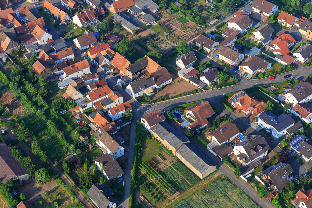 Luftbild: Schulstr in Ottersheim bei Landau im Bundesland Rheinland-Pfalz in Deutschland. Foto: IMG_080671.jpg vom 12.06.2015 durch Werner Riehm/FLY-FOTO.de