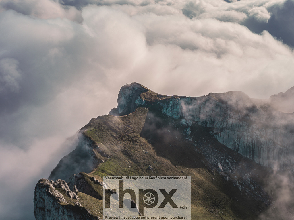 Mystische Felsen am Pilatus | Dramatische Lichtstimmung über den schroffen Felsen des Pilatus. Nebel und Wolken umhüllen den Berg und schaffen eine mystische Atmosphäre, die die Kraft und Magie der Zentralschweizer Alpen eindrucksvoll einfängt. - Realisiert mit Pictrs.com