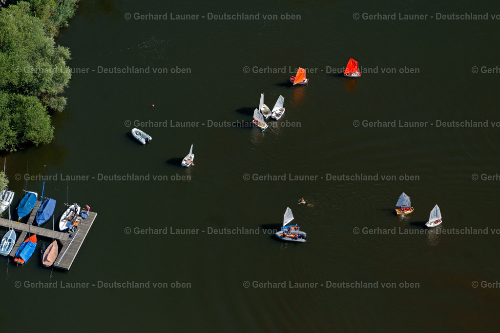 4035392 | BRAUNSCHWEIG 31.07.2020 Sportboot- Segelschiff mit weißen Seggeln in Fahrt auf dem Südsee im Ortsteil Heidberg-Melverode in Braunschweig im Bundesland Niedersachsen, Deutschland. // Sailboat under way on Suedsee in the district Heidberg-Melverode in Brunswick in the state Lower Saxony, Germany. Foto: Gerhard Launer