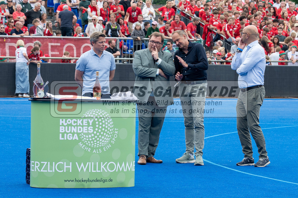 Final4_20250601-1617-Z82_9490 | Krefeld, Deutschland, 01.06.2025:  Feldhockey Final4 2025 – „Deutsche Feldhockey-Meisterschaften 2025“ Crefelder HTC - Rot-Weiss Köln (Finale Herren) im Gerd-Wellen-Hockeyanlage am 01.06.2025 in Krefeld, Deutschland. (Foto von Kramhöller/Fehrmann/Kaste)Krefeld, Germany, 01.06.2025: Feldhockey Final4 2025 – „Deutsche Feldhockey-Meisterschaften 2025“ Harvestehuder HTC - Düsseldorfer HC (Finale Damen) in Gerd-Wellen-Hockeyanlage at 01.06.2025 in Krefeld, Deutschland. (Foto from Kramhöller/Fehrmann/Kaste)