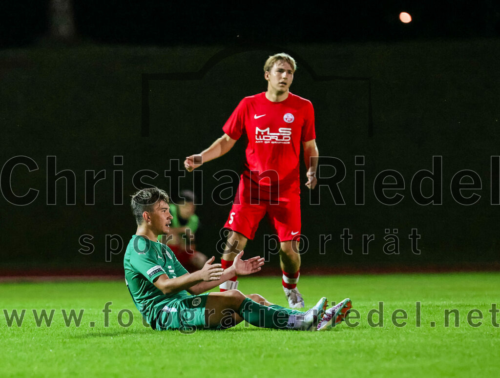2023-09-01_052_SC_Baldham-Vaterstetten_gegen_TSV_1877_Ebersberg | Vaterstetten, Deutschland, 01.09.2023:
Fußball, Kreisliga 2023 / 2024, 3. Spieltag, SC Baldham-Vaterstetten gegen TSV 1877 Ebersberg, Ergebnis: 1:2

Felix Hoppe (TSV 1877 Ebersberg, #17), Daniel Winzer (SC Baldham-Vaterstetten, #5)

Foto: Christian Riedel / fotografie-riedel.net