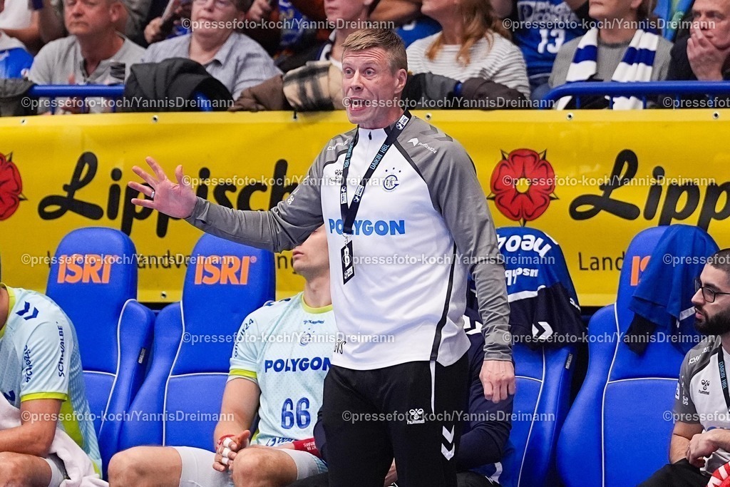 xYDRx05112501062 | 05.11.2025, xydrx, Handball, Achtelfinale DHB Pokal, TBV Lemgo Lippe - VfL Gummersbach, PHOENIX Contact-Arena: Gudjon Valur Sigurdsson (Cheftrainer VfL Gummersbach) gestikulierend