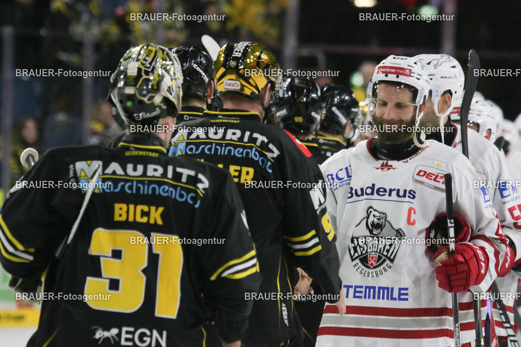 4_KEVREG_20251125_0056 | Krefeld, Deutschland, 25.11.2025: Die Spieler von Krefeld und Regensburg nach dem DEL2-Spiel2 zwischen Krefeld Pinguine - Eisbären Regensburg am 25.11.2025 in der Yayla-Arena in Krefeld, Deutschland. (Foto Ralph Görtz / Brauer-Fotoagentur)