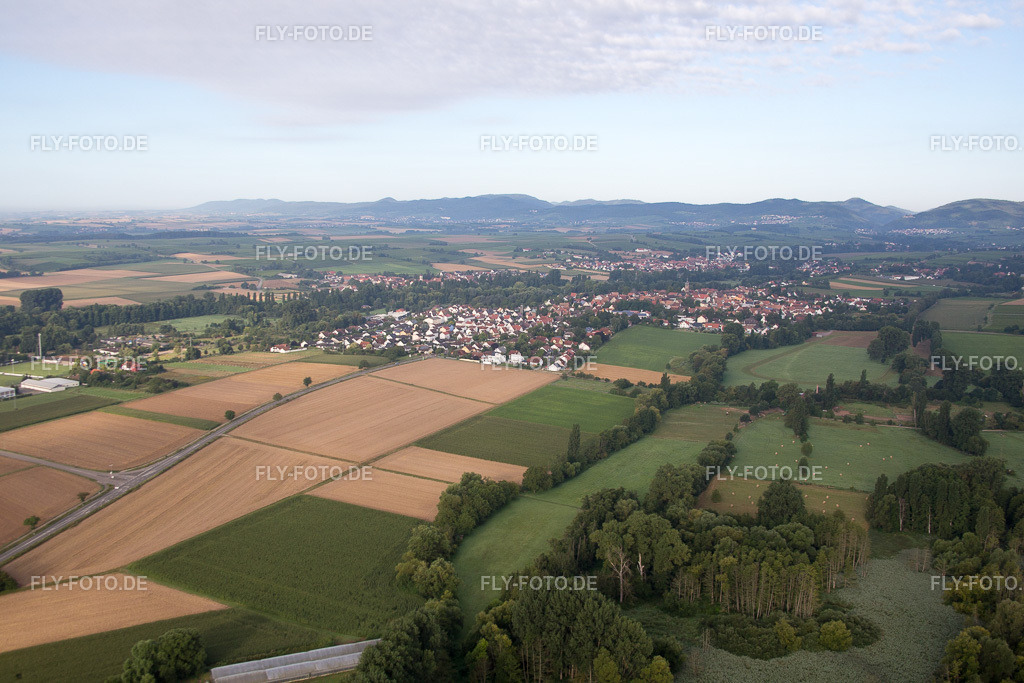 Ortsansicht | Luftbild: Ortsansicht im Ortsteil Billigheim in Billigheim-Ingenheim im Bundesland Rheinland-Pfalz in Deutschland. Foto: IMG_092821.jpg vom 13.08.2016 durch Werner Riehm/FLY-FOTO.de - Realisiert mit Pictrs.com
