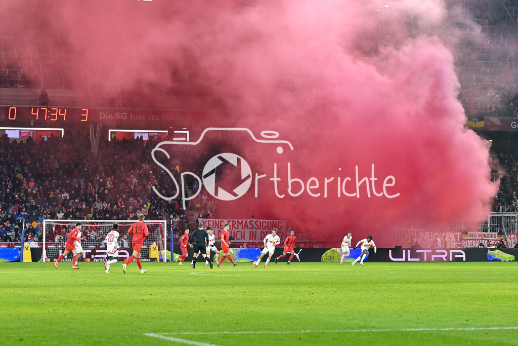 RB Salzburg - FC Bayern München | Die Fans des FC Bayern zuenden Pyrotechnik zu beginn der zweiten Halbzeit / Pyro / Spruchband / Ultras / Testspiel: RB Salzburg - FC Bayern Muenchen, Red Bull Arena am 06.01.2025