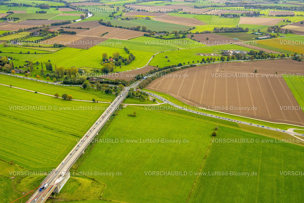 Emmerich241010530 | Luftbild, Straßenverkehr mit Stau, Brücke Emmericher Straße Bundesstraße B220 und Kreuzung Oraniendeich, grüne Wiesen und Felder, Hurendeich, Kleve, Niederrhein, Nordrhein-Westfalen, Deutschland