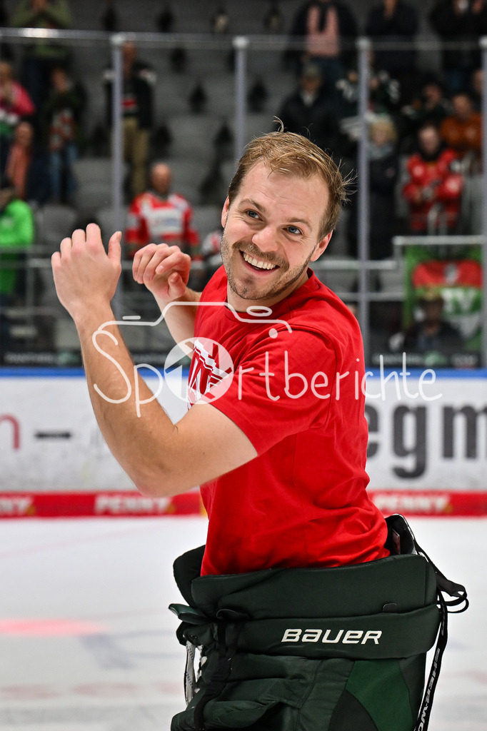 Augsburger Panther - Schwenninger Wild Wings | aUGSBURG, DEUTSCHLAND - 2. NOVEMBER: Die Spieler der Panther feier zusammen mit den Zuschauern den Heimsieg gegen Schwenningen nach dem Ligaspiel zwischen den Augsburger Panthern und den Schwenninger Wild Wings am 17. Spieltag der Penny DEL im Curt Frenzel Stadion am 02.11.2025 /  Michael GARTEIG (Augsburger Panther 34