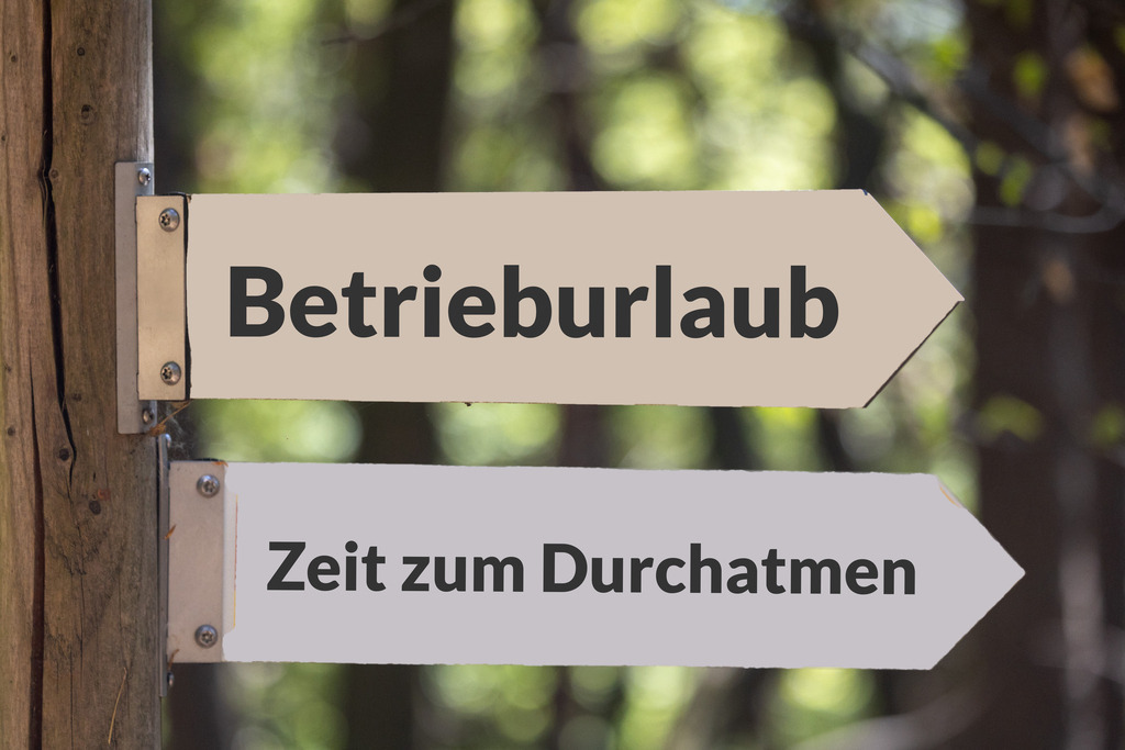 Betriebsurlaub, Zeit zum Durchatmen | (Fotomontage) Schilder im Wald mit hinzugefügtem Text BETRIEBSURLAUB und ZEIT ZUM DURCHATMEN - Realisiert mit Pictrs.com