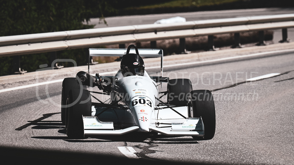 19. Arosa ClassicCar 2023 - 1. September 2023 | 19. Arosa ClassicCar 2023
Arosa, Schweiz
Tanner Walter aus Heerbrugg mit der Startnummer 603 in einem Formel 3 Dallara 394, Jahrgang 1994, in der Klasse Demonstration.
@arosaclassiccar, @arosa.official, #arosaclassiccar, #arosa, #76curves, #classiccar
Bild: Sportfotografie Markus Aeschimann | www.markus-aeschimann.ch - Realisiert mit Pictrs.com