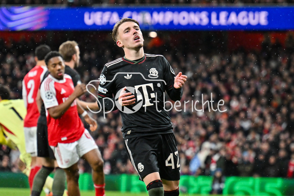 Arsenal FC - FC Bayern München | LONDON, ENGLAND - 26. NOVEMBER: Lennart KARL (FC Bayern Munich 42) ärgert sich nach einer vergebenen Chance beim Ligaspiel zwischen Arsenal London und dem FC Bayern München am 5. Spieltag der UEFA Champions League im Emirates Stadium am 26.11.2025